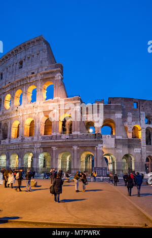Colosseo vista notturna di Roma, Italia Foto Stock