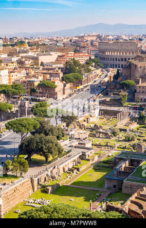 Vista aerea del Foro Romano e il Colosseo a Roma, Italia. Roma dall'alto. Foto Stock