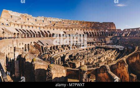 Panorama del Colosseo interno, Roma, Italia Foto Stock