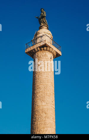 Colonna di Traiano (Colonna Traiana) in Roma, Italia. Commemora Romano Imperatore Traiano la vittoria nella guerra dei Daci Foto Stock