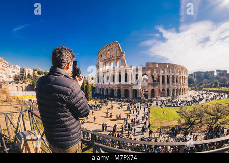 Turistica prendendo le foto al Colosseo a Roma, Italia Foto Stock