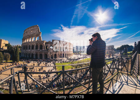 Turistica prendendo le foto al Colosseo a Roma, Italia Foto Stock