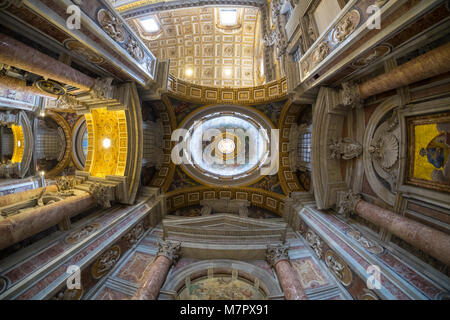 Il soffitto della Basilica di San Pietro in Vaticano, Roma, obiettivo grandangolare consente di visualizzare Foto Stock