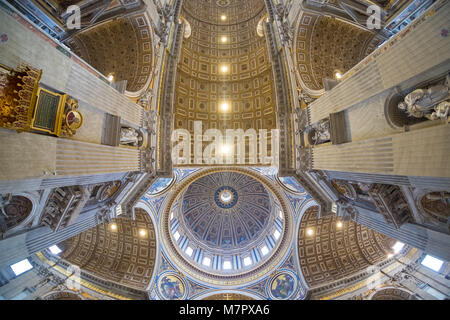 Il soffitto della Basilica di San Pietro in Vaticano, Roma, obiettivo grandangolare consente di visualizzare Foto Stock