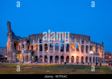 Roma di notte il Colosseo Foto Stock