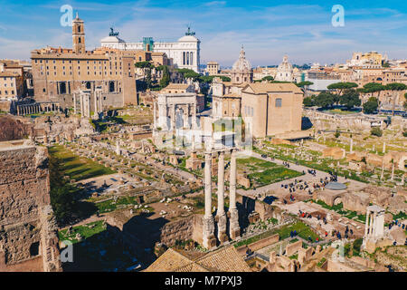 Panorama del Foro Romano e le rovine romane come visto dal Colle Palatino, Roma, Italia Foto Stock