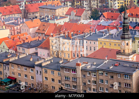 Colorate case tenement nella piccola città Bolkow nella Bassa Slesia, Polonia, come si vede dalle mura del castello di Bolkow Foto Stock