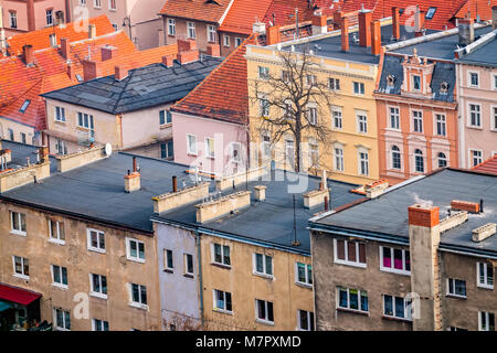 Colorate case tenement nella piccola città Bolkow nella Bassa Slesia, Polonia, come si vede dalle mura del castello di Bolkow Foto Stock