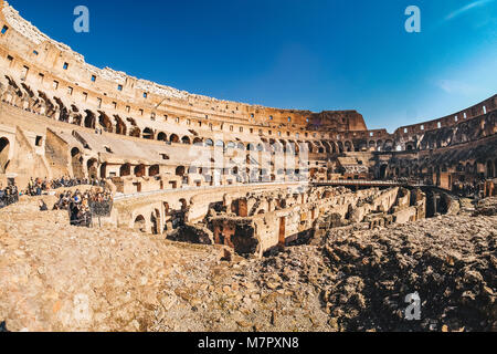 Vista panoramica dell'interno del Colosseo a Roma, Italia Foto Stock