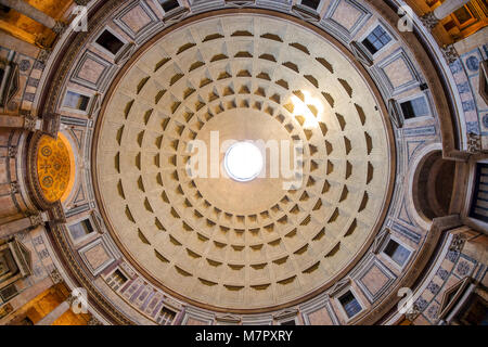 La cupola del Pantheon di Roma, Italia Foto Stock