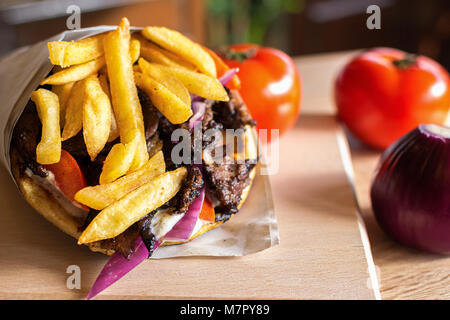 Il greco gyros pita con insalata fresca ingredienti Foto Stock