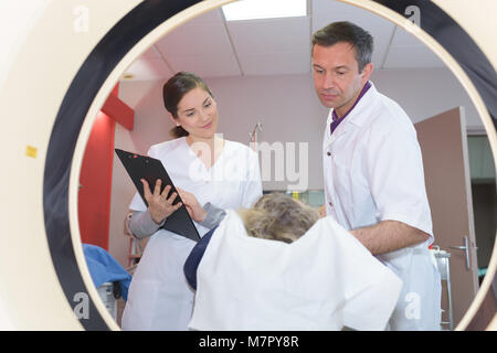 Medico donna guardando il paziente sottoposto a scansione TC Foto Stock