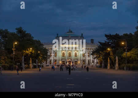 Medium shot del Burgtheater di Vienna da tutta Rathausplatz di Vienna. Presi nel blu ora con il teatro luci accese Foto Stock