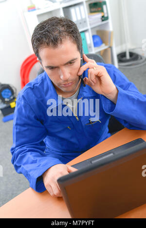 Lavoratore in ufficio Foto Stock