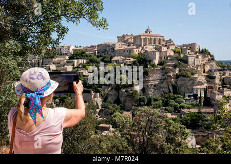 Torist godendo la vista di Gordes Vaucluse Provence Francia Foto Stock