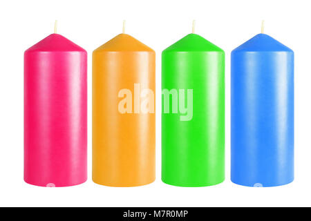 Fila di Decorative candele colorate su sfondo bianco Foto Stock