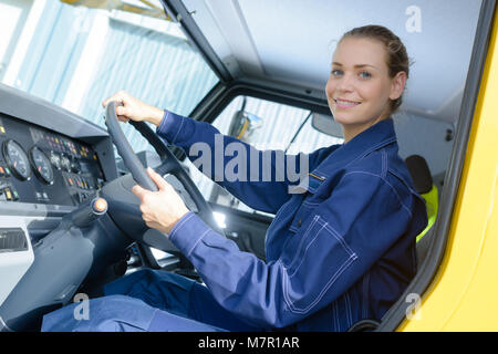 Driver femminile guardando fuori del carrello Foto Stock