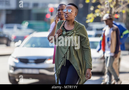 Johannesburg, Sud Africa - 8 Marzo 2018: Donne passeggiando per le strade della città. Foto Stock