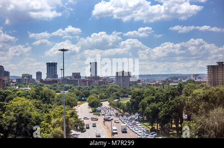 Pretoria, Sud Africa - 8 Marzo 2018: la strada che conduce alla città con alberi in primo piano. Foto Stock