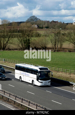 Un pullman sull'autostrada M40, Warwickshire, Regno Unito Foto Stock