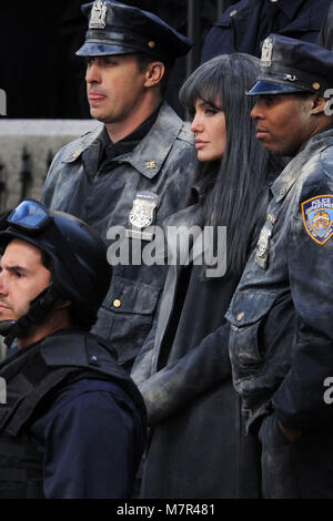 NEW YORK - MARZO 18: l'attrice Angelina Jolie (C) film una scena al 'alt' movie set in midtown Manhattan Marzo 18, 2009 a New York City People: Angelina Jolie Foto Stock