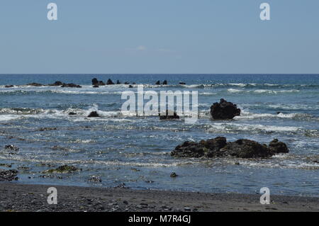 Rocce nel mare blu in Tenerife Foto Stock