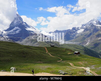 Monte Cervino in nuvole e montagne alpine paesaggio di gamma nelle Alpi svizzere visto dal Gornergrat in Svizzera Foto Stock