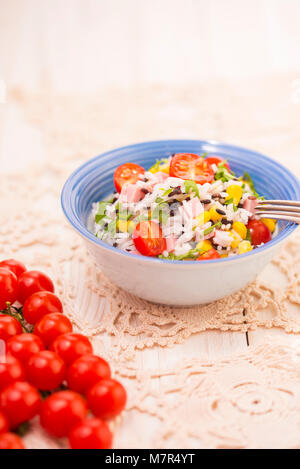 Insalata di riso con bistecca di carne di maiale Foto Stock