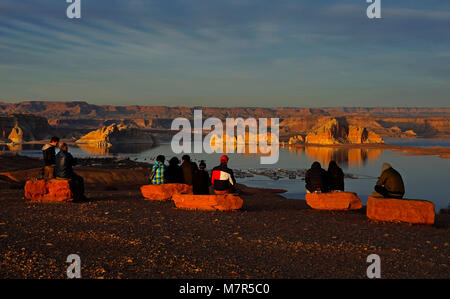 I turisti a guardare il tramonto al punto di Wahweap affacciato sul Lago Powell e Wahweap Marina,Page,Arizona,United Staes Foto Stock