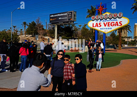 I turisti avente fotografare accanto al famoso segno Benvenuto a Las Vegas, Nevada, STATI UNITI D'AMERICA Foto Stock