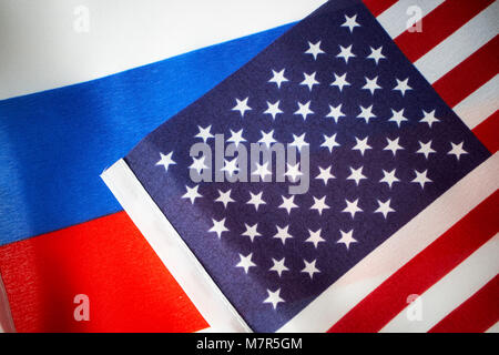 Russo e noi a stelle e strisce Bandiere Bandiera Foto Stock