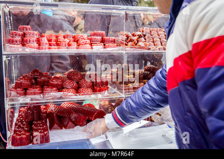 Impilate le varie forme di gelatina di frutta in caso di vetro per la vendita, disponibile al mercato delle pulci. Foto Stock