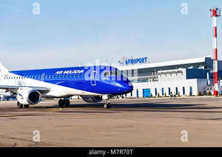 CHISINAU in Moldova - Dicembre 15, 2017: Air Moldova aeromobile Embraer sull aeroporto internazionale del paese, terminal d'arrivo Foto Stock