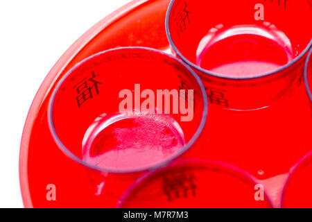 Close-up cinese del tè rosso Cupisolated su sfondo bianco. Lo spazio di copia e la selezione focus.Chinisei testo in questa immagine è nome "dring" Foto Stock