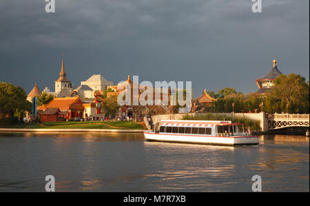 Orlando, Stati Uniti d'America - 22 Marzo 2009. Un traghetto porta i visitatori di tutto il mondo in vetrina laguna a Epcot World Showcase, Disney World Foto Stock