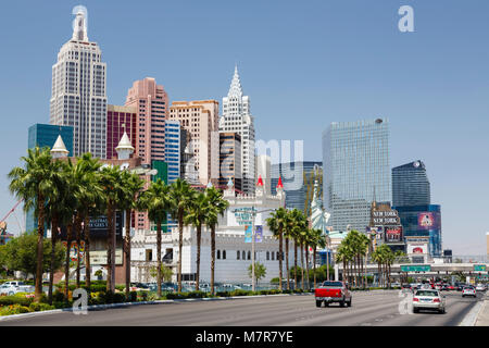 Las Vegas, Stati Uniti d'America - 19 maggio 2012. Excalibur Hotel and New York New York Hotel and Casino di Las Vegas Boulevard. Foto Stock