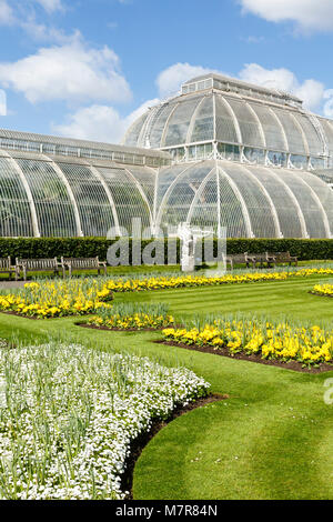 London, Regno Unito - 18 aprile 2014. Giardino formale al di fuori della Casa delle Palme a Kew Botanic Gardens. I giardini sono state fondate nel 1840. Foto Stock