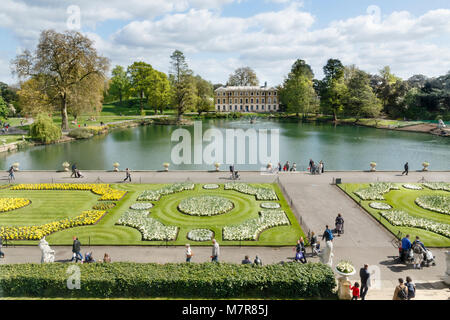 London, Regno Unito - 18 aprile 2014. Il museo non 1, lago e formali giardini di Kew Royal Botanic Gardens. I giardini sono state fondate nel 1840. Foto Stock