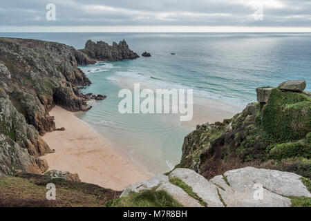 Passeggiate lungo la costa sud occidentale il percorso lungo la Cornovaglia la costa meridionale vicino al Porthcurno Foto Stock