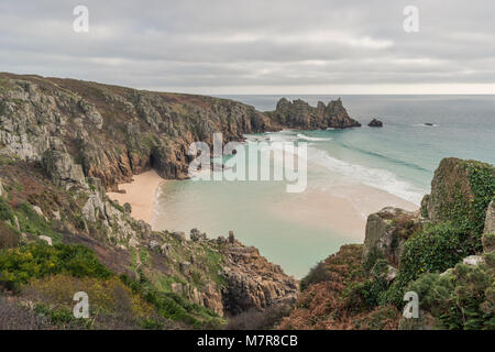 Passeggiate lungo la costa sud occidentale il percorso lungo la Cornovaglia la costa meridionale vicino al Porthcurno Foto Stock