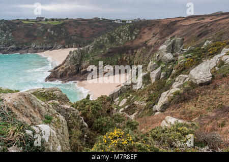 Passeggiate lungo la costa sud occidentale il percorso lungo la Cornovaglia la costa meridionale vicino al Porthcurno Foto Stock