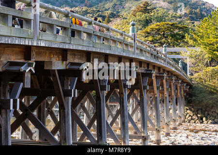 Giappone, Ise Grand Santuario Naiku, santuario interiore. Ponte sul fiume santuario di collegamento con area Oharai-Machi. Basso angolo di visione. Le persone che attraversano. Foto Stock
