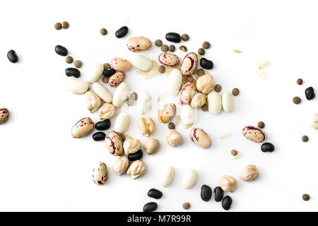 Legumi assortiti isolati su sfondo bianco. Foto Stock
