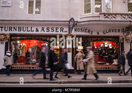 Acquirenti di Jermyn Street, e sistemazione di street a Mayfair vicino a St James Street e Piccadilly famoso per i suoi sarti e gallerie d'arte. Foto Stock