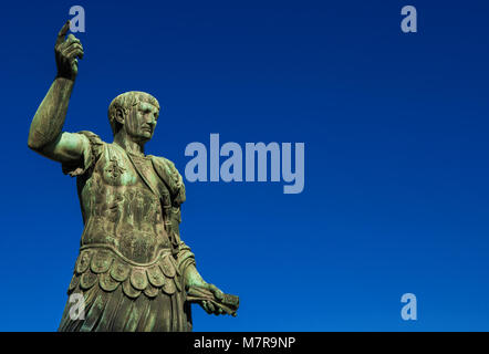 Traiano il conquistatore, uno dei più grandi antico imperatore romano, statua in bronzo lungo Fori Imperiali Avenue nel cuore del centro storico di Roma (con spazio di copia Foto Stock