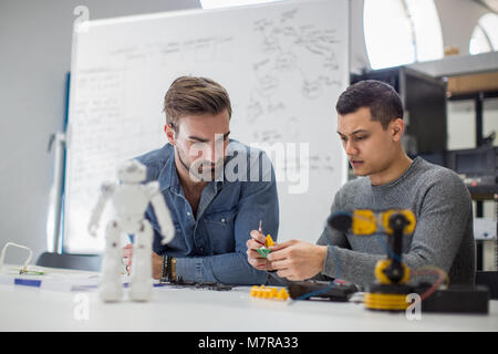 I colleghi a lavorare sulla tecnologia robotica Foto Stock