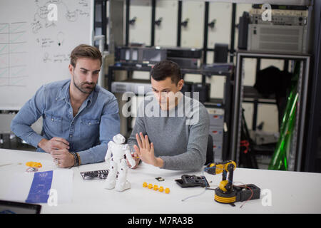 Team di lavoro sulla tecnologia robotica Foto Stock