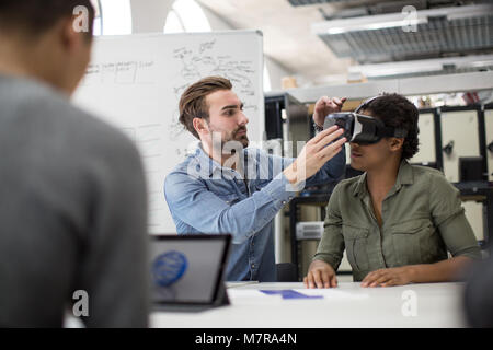 Team di lavoro sulla realtà virtuale auricolare Foto Stock