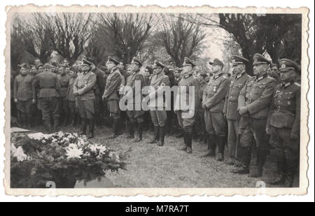 Sepoltura di massa, il funerale di truppe britanniche in un cimitero in Germania vicino a Leipzig nel febbraio 27th, 1945, durante la Seconda Guerra Mondiale, le fotografie sono tutte stampigliato sul retro con Stalag IV-un prigioniero di guerra Camp Foto Stock