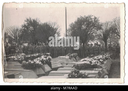 Sepoltura di massa, il funerale di truppe britanniche in un cimitero in Germania vicino a Leipzig nel febbraio 27th, 1945, durante la Seconda Guerra Mondiale, le fotografie sono tutte stampigliato sul retro con Stalag IV-un prigioniero di guerra Camp Foto Stock